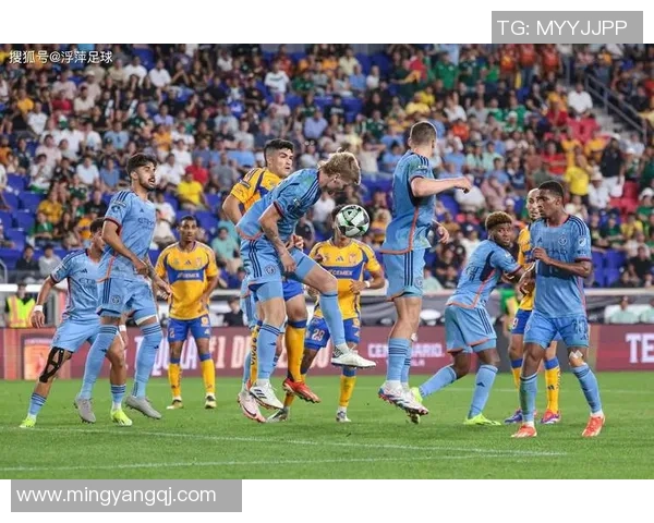 足球巨星挑战摔跤赛场展现全能魅力引发粉丝热议